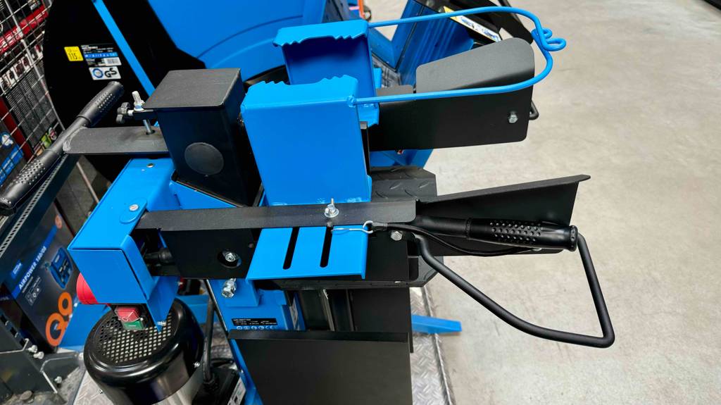 Test: Nahaufnahme des Seitenteils eines blau-schwarzen 400-V-Holzspalters.