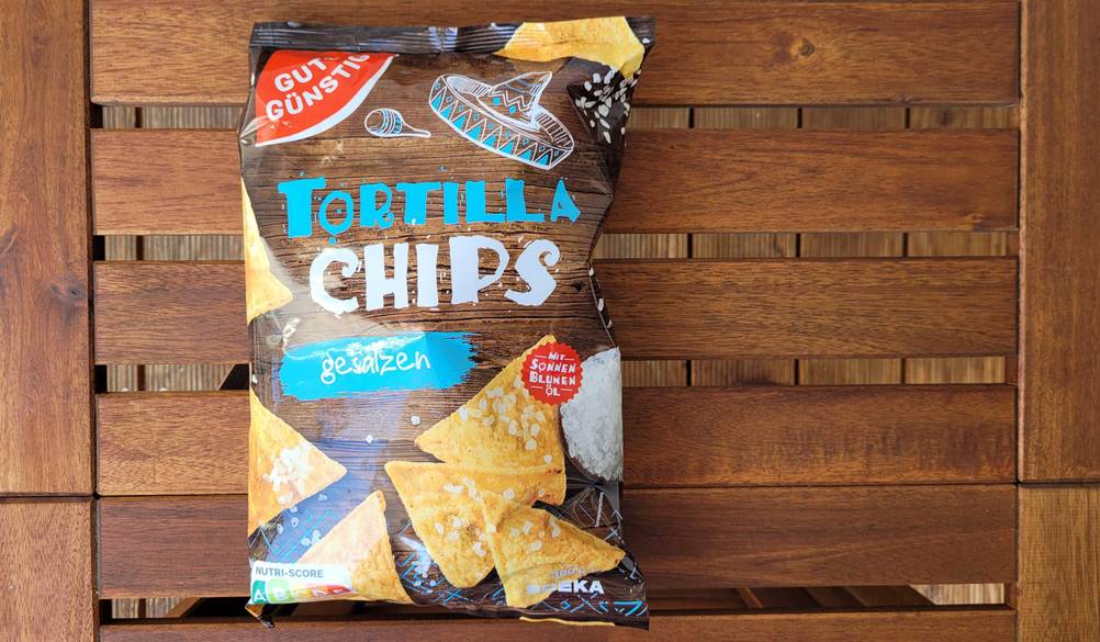 Eine Packung Tortilla-Chips auf einer Holzoberfläche im Test.