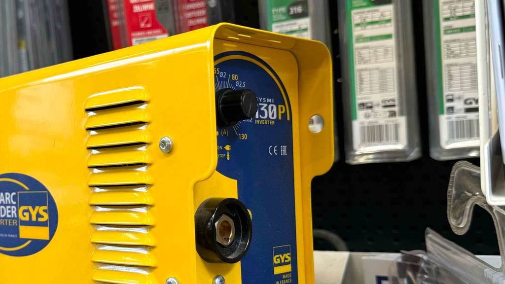 Nahaufnahme des vorderen Teil des getesteten Elektroden-Schweißgeräts.