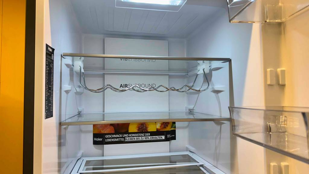 Detailansicht des oberen Innenraums mit Flaschenablage im getesteten Haier-Kühlschrank.