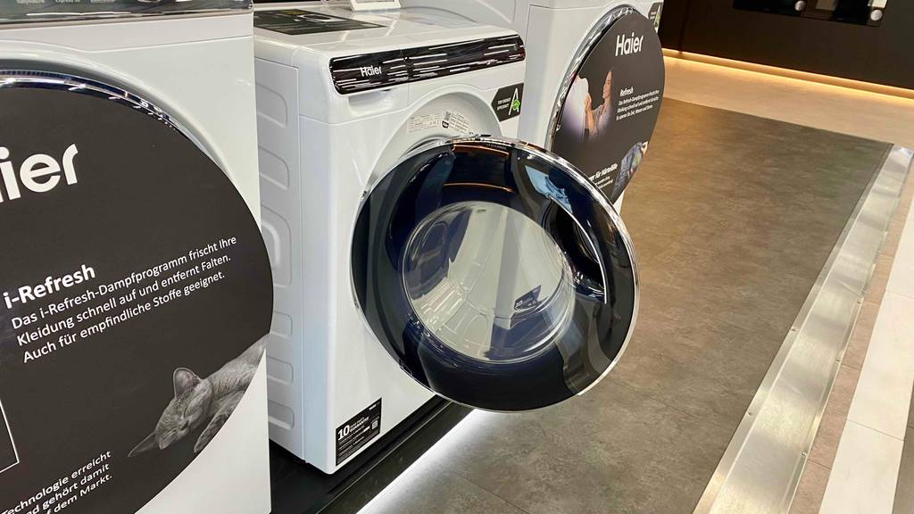 Waschmaschine-5-kg im Test: eine geöffnete Waschmaschine mit Blick auf die Türe.