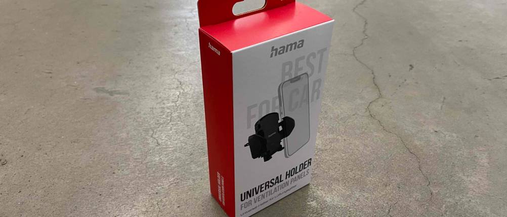 Auto-Handyhalterung im Test: originalverpackte Halterung steht auf einem Steinboden