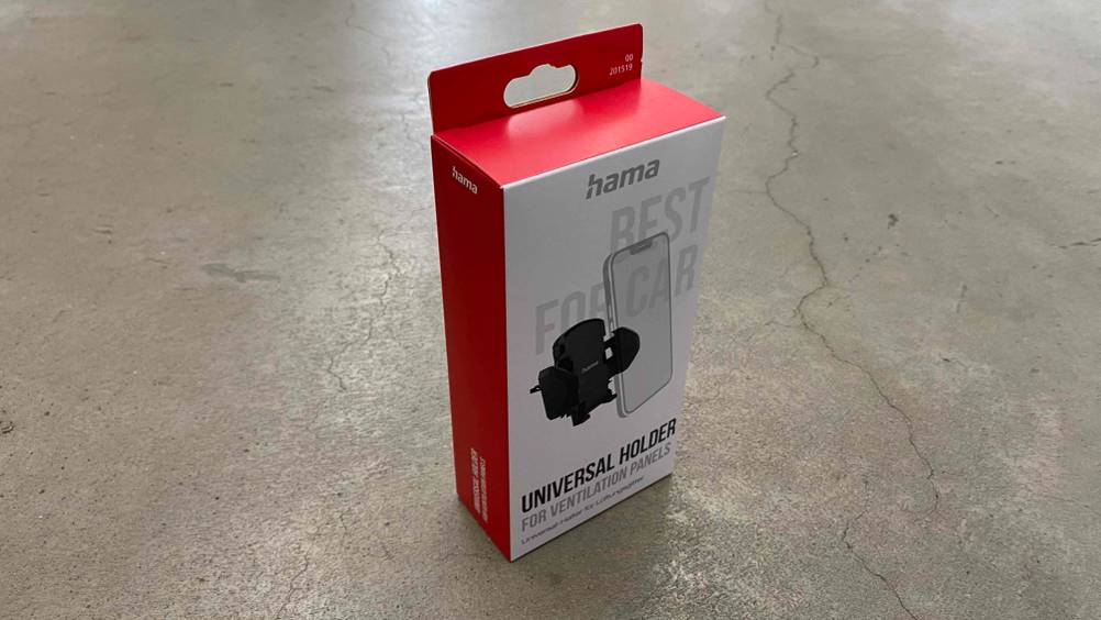 Auto-Handyhalterung im Test: originalverpackte Halterung steht auf einem Steinboden