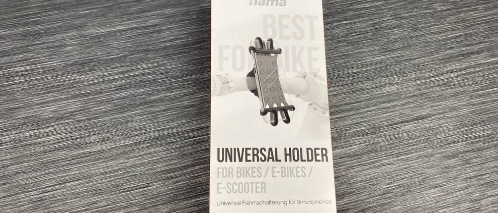Fahrrad-Handyhalterung getestet: Eine verpackte Halterung liegt auf einer Holzfläche