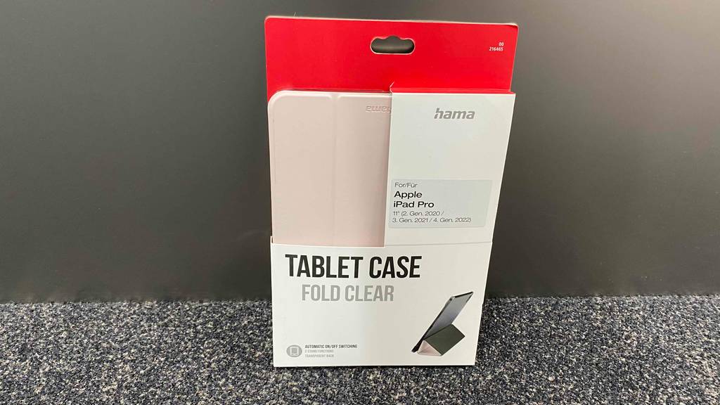 Vor einer grauen Fläche lehnt eine getestete iPad-Pro-11-Hülle.