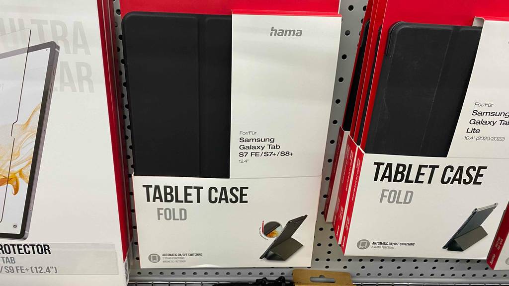 Im Test: Eine Samsung-Galaxy-Tab-S7-Hülle hängt neben anderen im Regal.