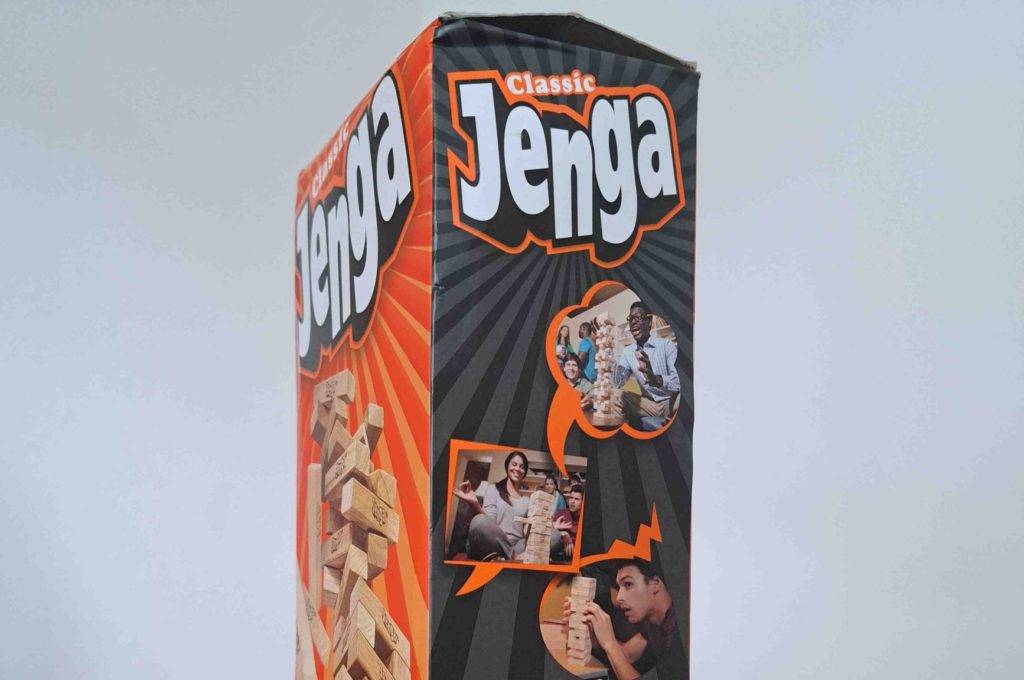 Ein getestetes Spiel ab 6 Jahren in Originalverpackung steht auf einem Holztisch.
