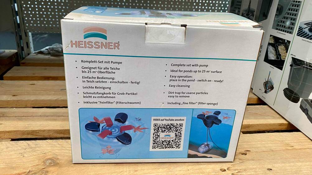 Skimmer getestet: Eine Originalverpackung von hinten auf einer Holzfläche.