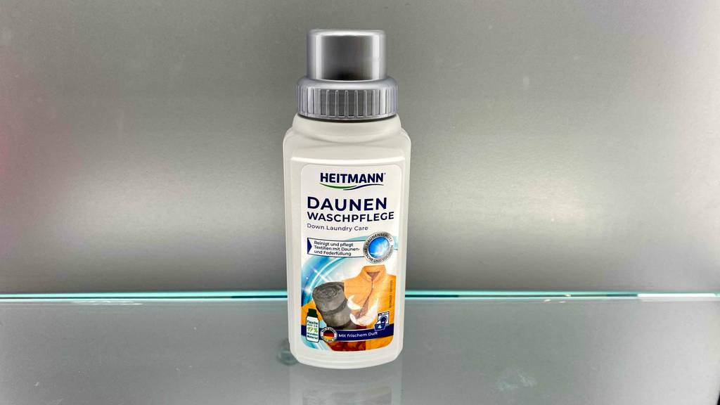 Daunenwaschmittel getestet: ein Daunenwaschmittel von vorn ersichtlich.
