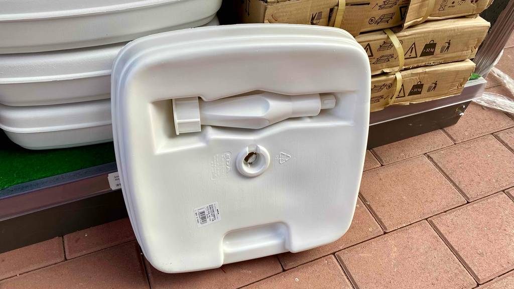 Rückseite eines getesteten Schirmständers mit Aufsatz darin.