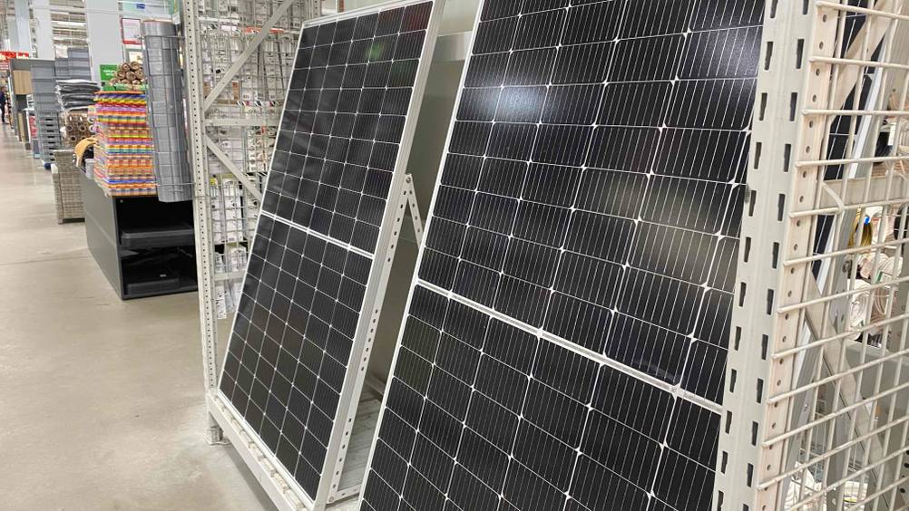 Zwei getestete Solaranlagen-Paneele nebeneinander von der Seite.