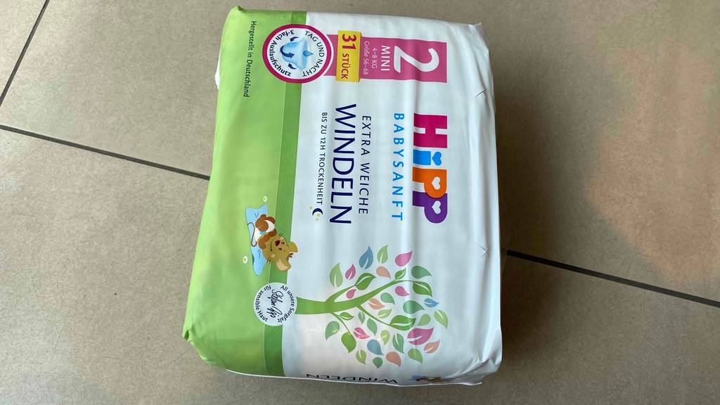 Windeln im Test: Eine Packung Windeln liegen auf Fließenboden