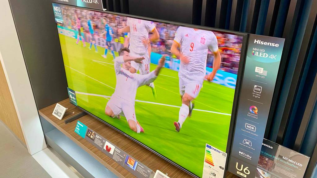 Hisene-TV getestet: Fernseher in einem Geschäft, der eingeschaltet ist und aktuell Fußball läuft.