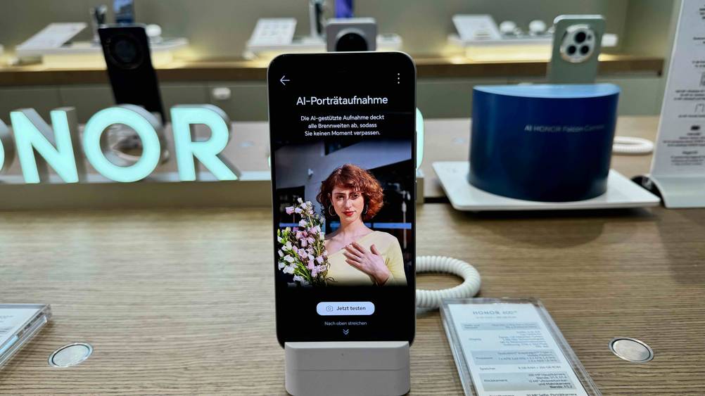 Smartphone 6,5 Zoll-Test: Frontaufnahme eines Smartphones mit AI-Porträtaufnahme.