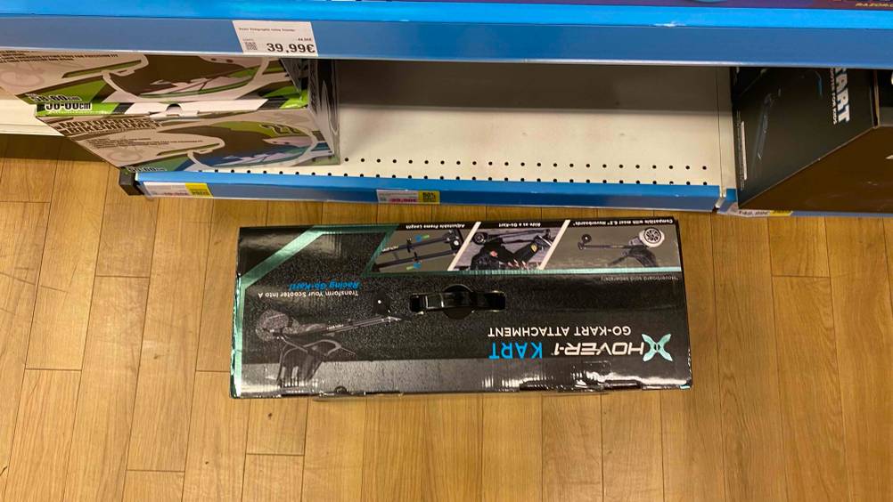 Ein getestetes Hoverkart in seiner Originalverpackung von oben vor einem Regal stehend.