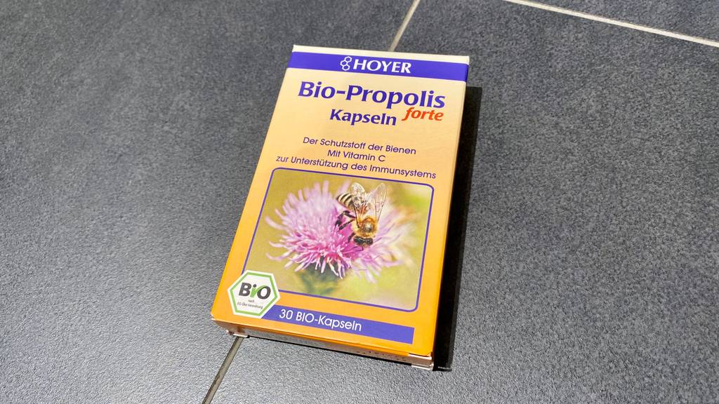 Propolis-Kapseln-Test: Eine Packung Propolis-Kapseln mit 30 Bio-Kapseln darin liegend auf einem Boden.