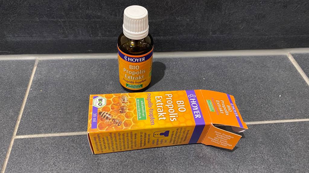 Propolis-Tropfen getestet: geöffnete Verpackung liegend und daneben Fläschchen Propolis-Tropfen stehend.