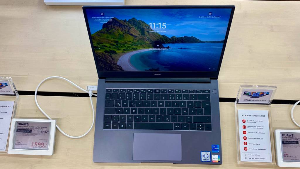 Huawei-Matebook getestet: ausgestelltes Huawei-Matebook eingeschaltet und daneben Preisschild und Informationsschild zum Produkt.