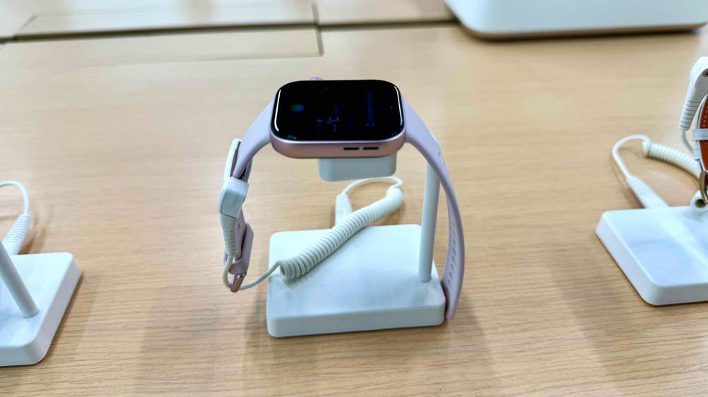 Smartwatch bis 150 Euro-Test: Eine Smartwatch dient in einem Geschäft als Ausstellungsstück und ist dabei gesichert.