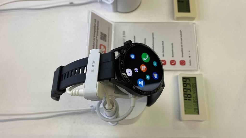 Huawei-Smartwatch getestet: Eine Watch von schräg oben seitlich auf einem Ständer.