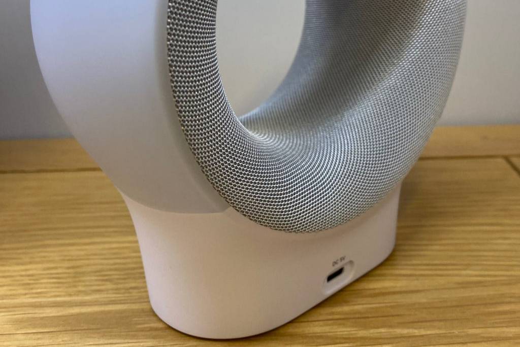 Babyphone getestet: Babyphone von der Seite auf einer Holzfläche stehend.