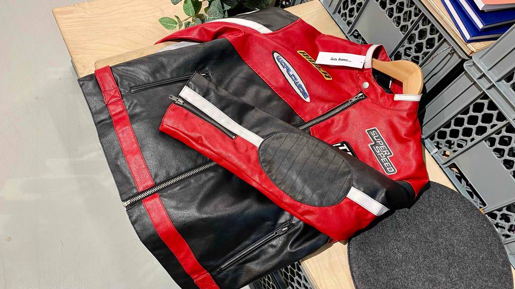 Motorradjacke für Herren getestet: eine Motorradjacke für Herren von vorn ersichtlich mit umgeklapptem Ärmel.