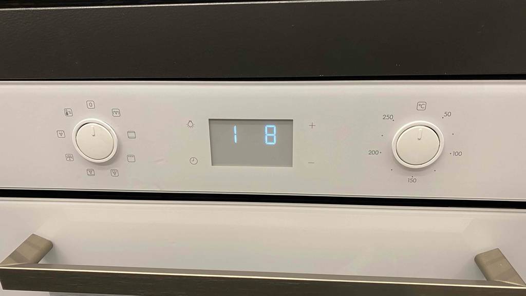 Heißluftofen-Test: Bedienfeld mit digitaler Anzeige eines Heißluftofens im Fokus.