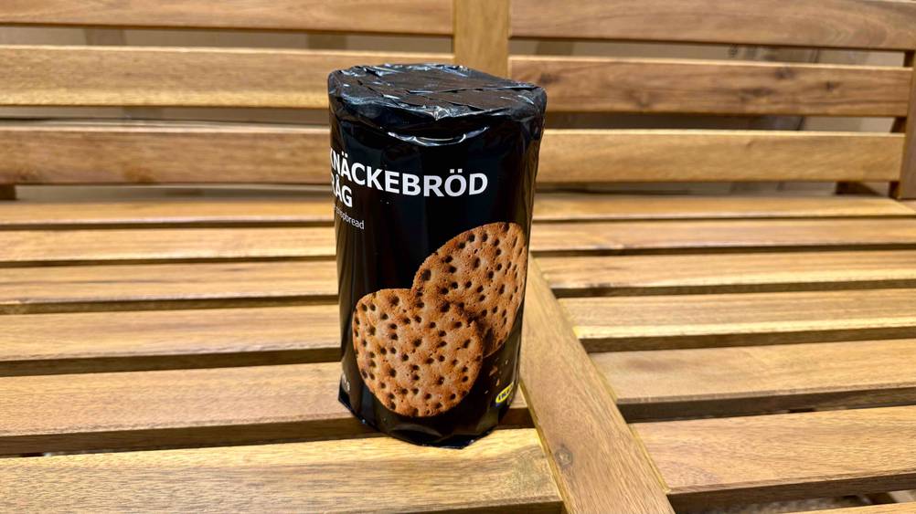 Vorderseite der Verpackung des getesteten Schwedischen Knäckebrots im Fokus.