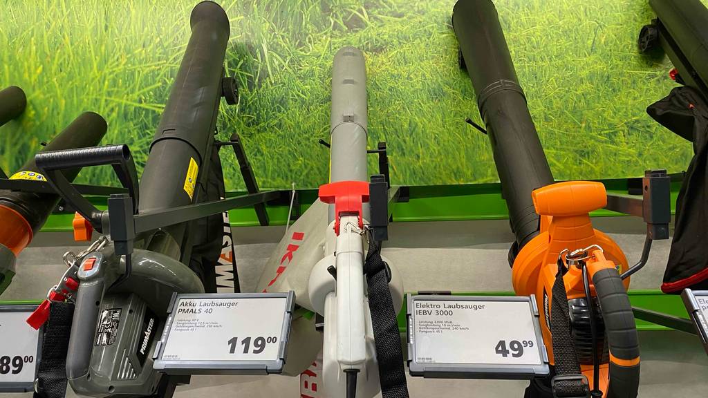 Elektro-Laubsauger getestet: mehrere Elektro-Laubsauger ausgestellt, mit Preisschild ersichtlich.