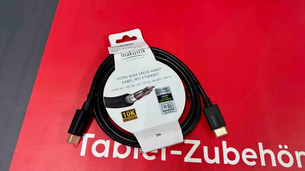 Das getestete HDMI-Kabel (2m), das noch an der Verpackung befestigt ist, im liegenden Zustand.