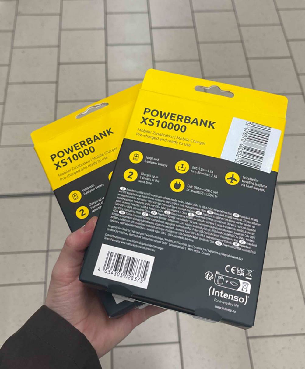 Intenso-Powerbank-Test: Die zwei Rückseiten der Verpackungen werden in der Hand gehalten.