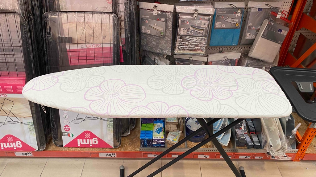 Bügelbrett-Test: Bügelbrett ist vor einem Regal aufgestellt.