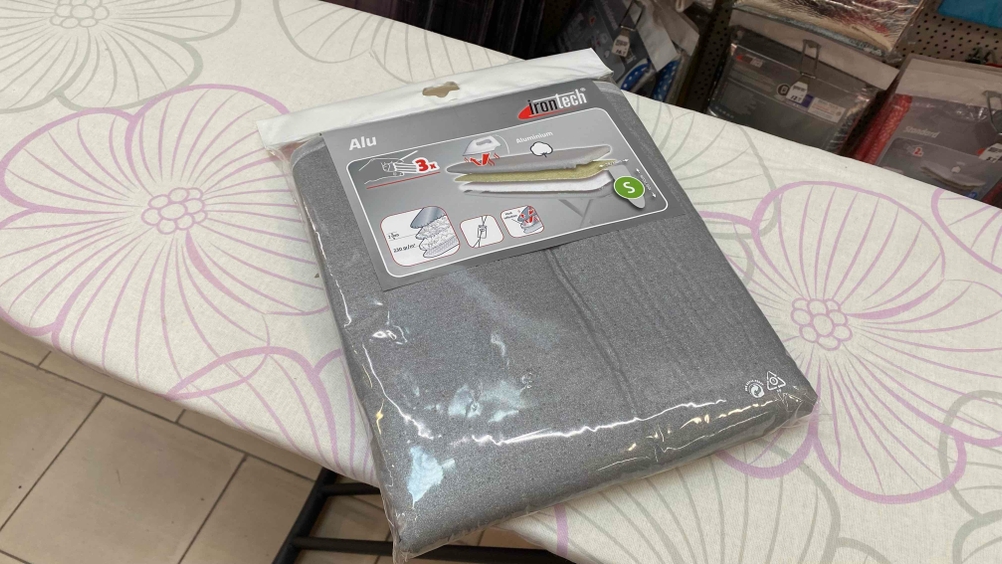 Bügelbrettbezug getestet: Ein Bezug liegt auf einem aufgebauten Bügelbrett.