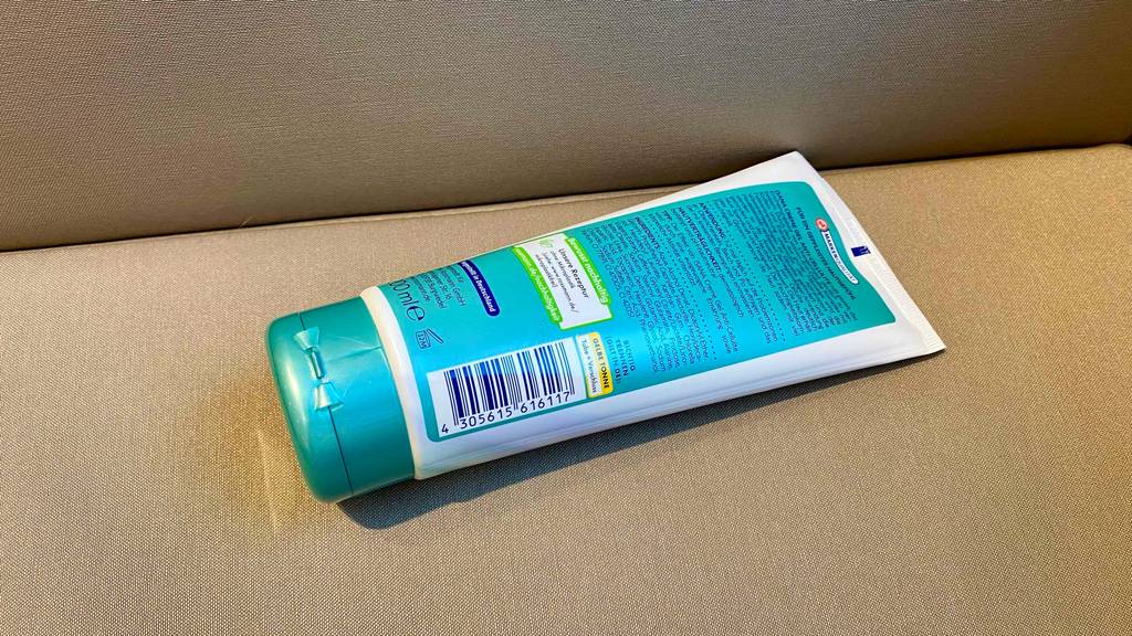 Cellulite-Creme-Test: Rückseite einer Cellulite-Creme im liegendem Zustand.
