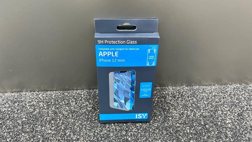 IPhone-12-mini-Panzerglas getestet: Verpackung von Panzerglas der Marke Isy stehend von der Vorderseite ersichtlich.