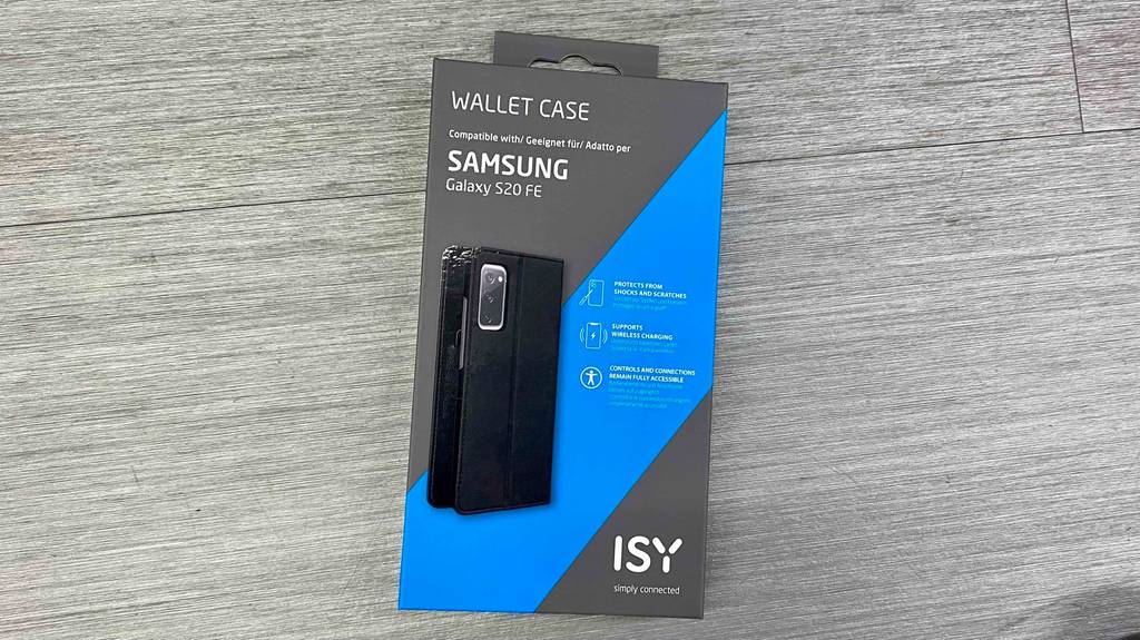 Auf einer grauen Fläche liegt eine Packung der getesteten Samsung-Galaxy-S20-FE-Hülle.
