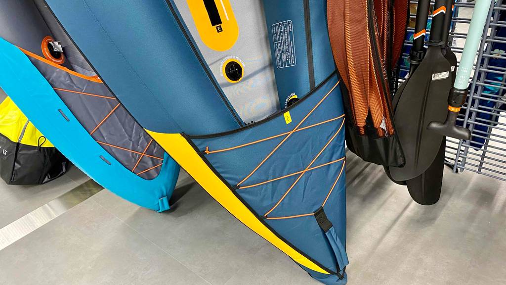 Die Spitze eines getesteten aufblasbaren-2er-Kajaks.