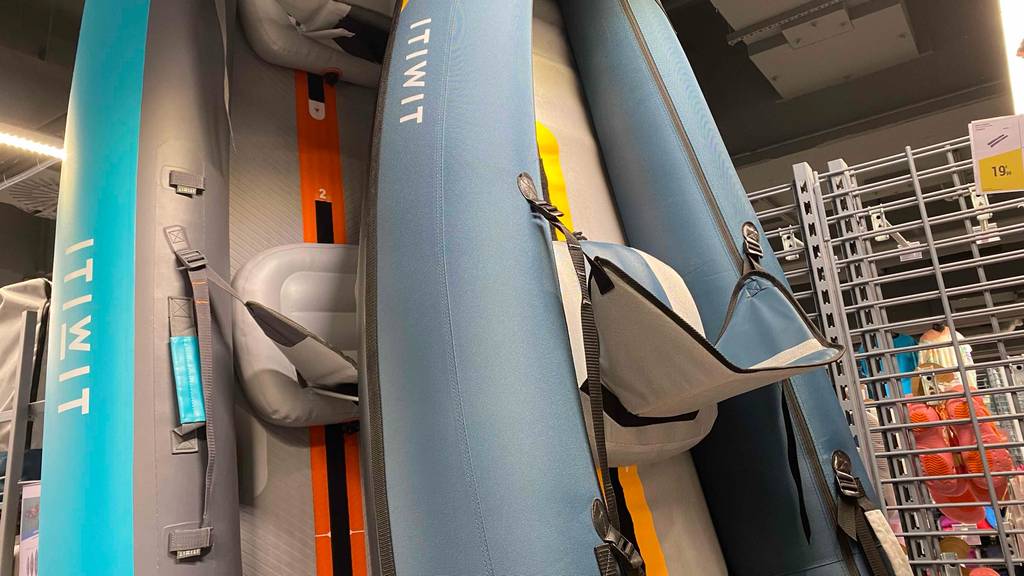 aufblasbares-2er-Kajak getestet: zwei aufblasbare-2er-Kajaks sind in einem Geschäft ausgestellt, mit Blick auf eine Sitzfläche.