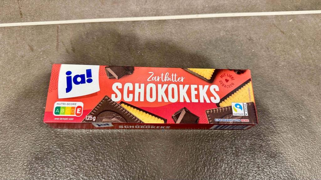 Test: Eine Packung Schokokekse von ja! sind auf einem Boden platziert.