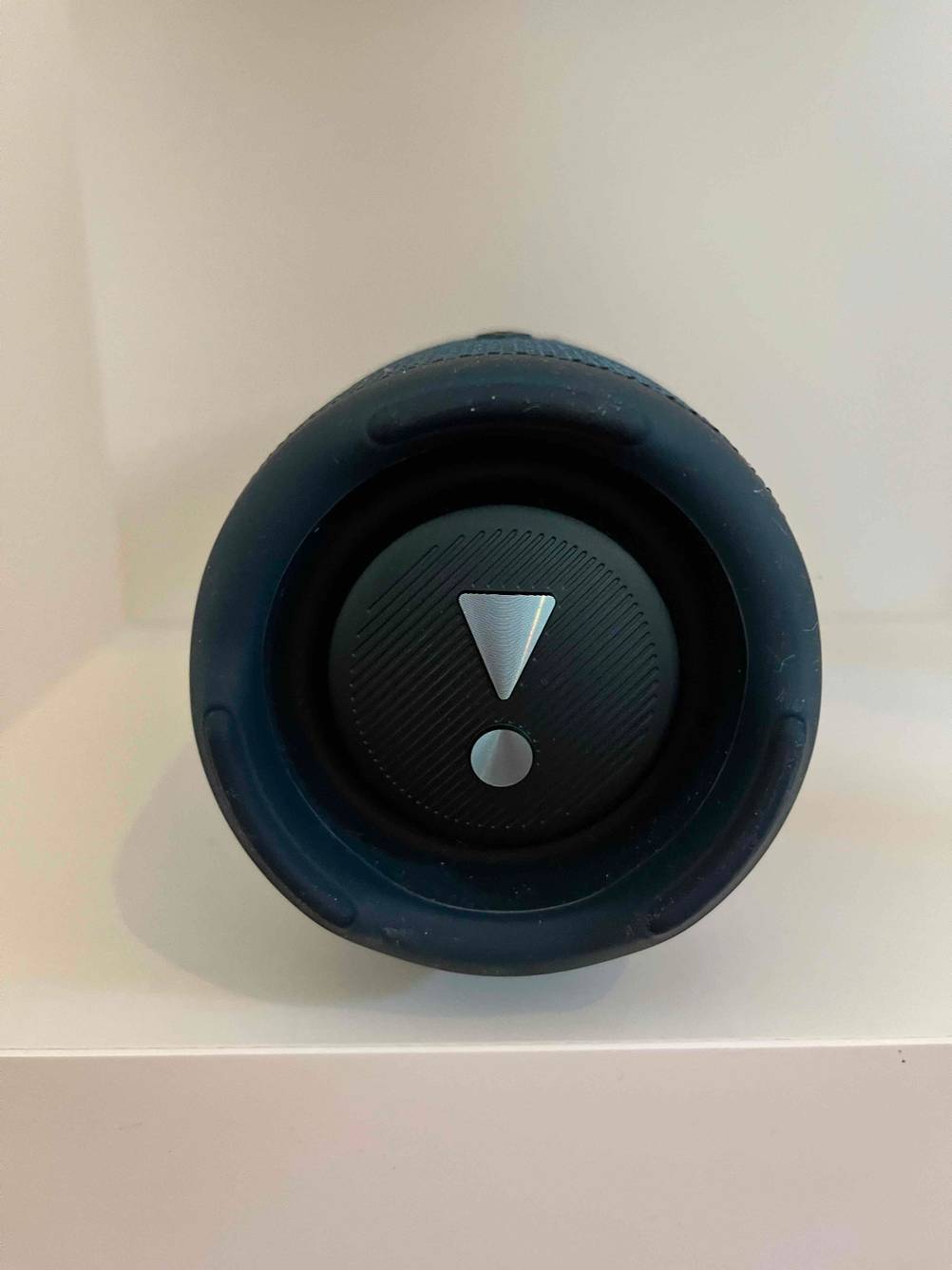 Bluetooth-Lautsprecher-Test: Lautsprecher Ausgang eines Bluetooth-Lautsprechers im Fokus.