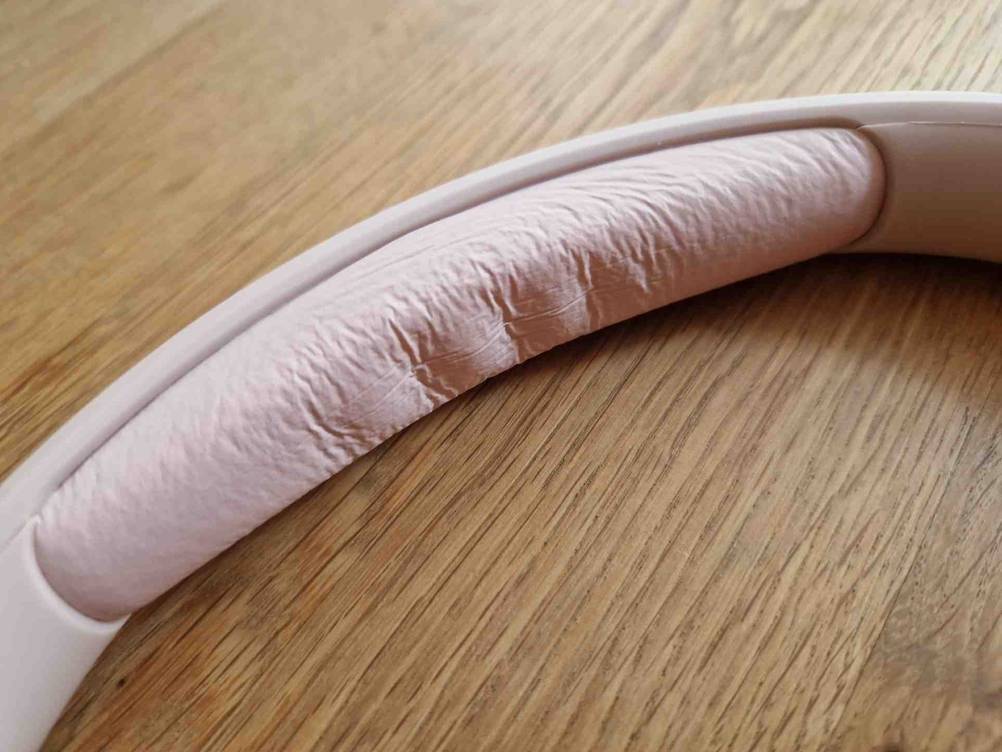 Detailaufnahme der Polsterung des Bügels eines getesteten Bluetooth-Kopfhörer On-Ear.