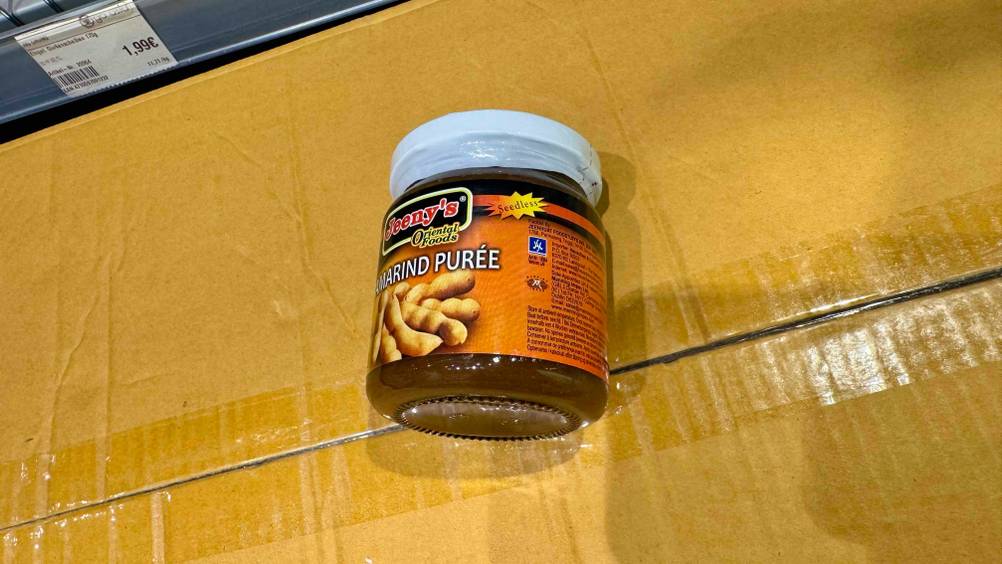 Die getestete Tamari-Sauce, welche sich in einem Glas befindet, liegt auf einem Karton.