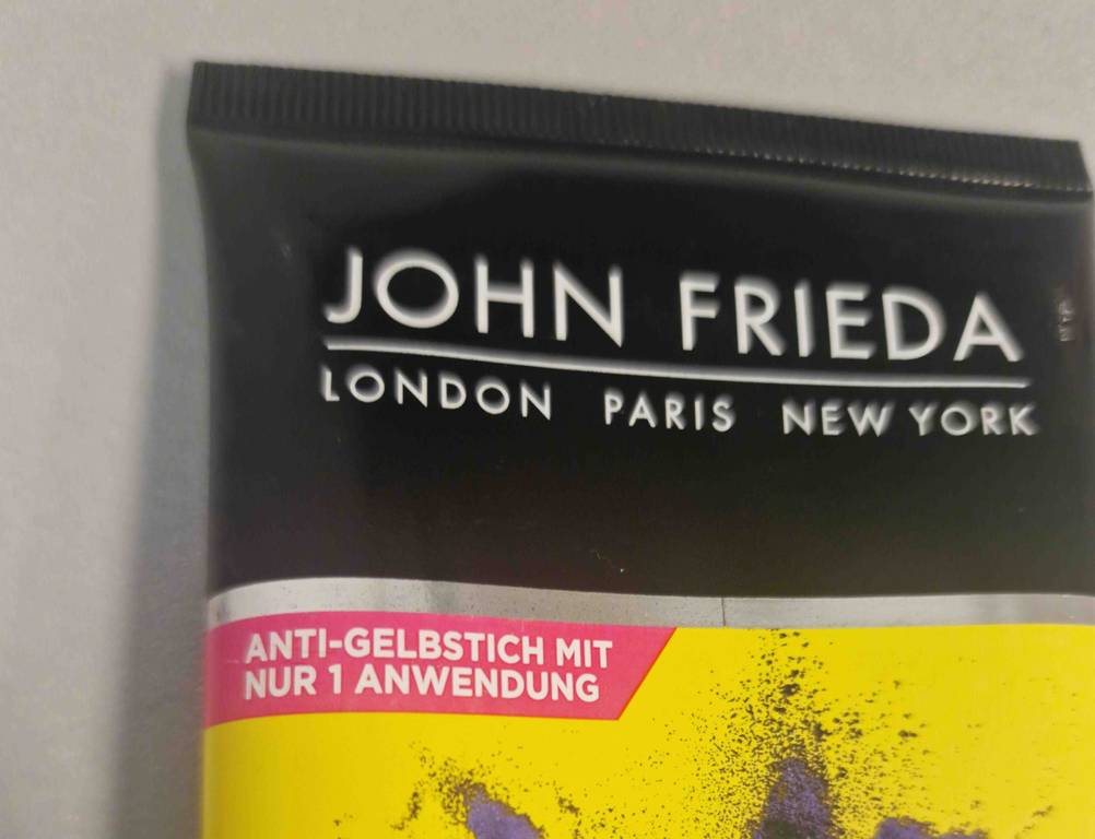 Blond-Shampoo im Test: liegende Tube von Blond-Shampoo mit blick auf die Aufschrift 