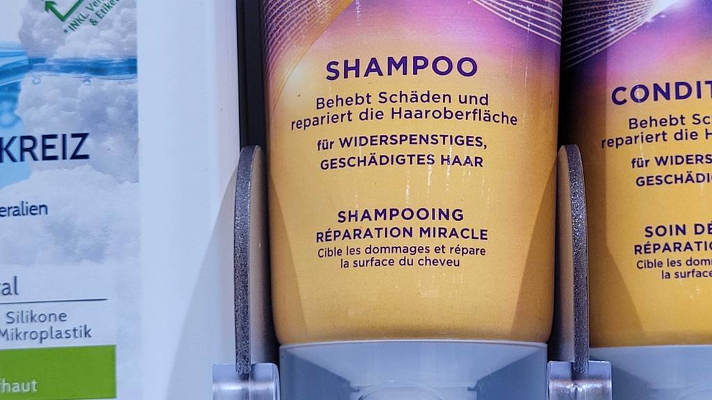 Hinweis auf der Verpackung für welchen Haartyp das getestete John-Frieda-Shampoo geeignet ist in Nahaufnahme.