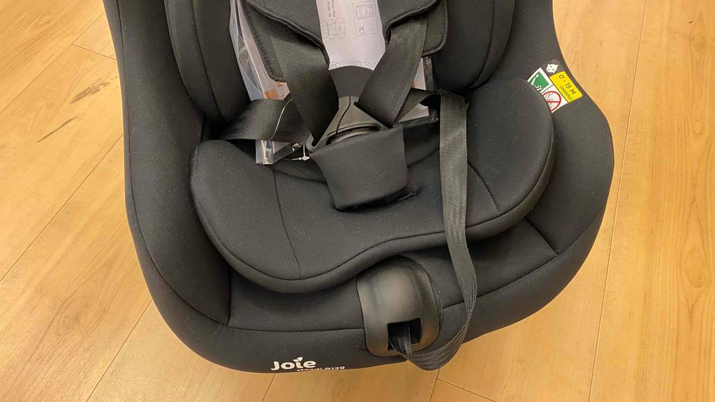 Kindersitz-0-18-kg im Test: schwarzes Sitzpolster von Kindersitz im Fokus.