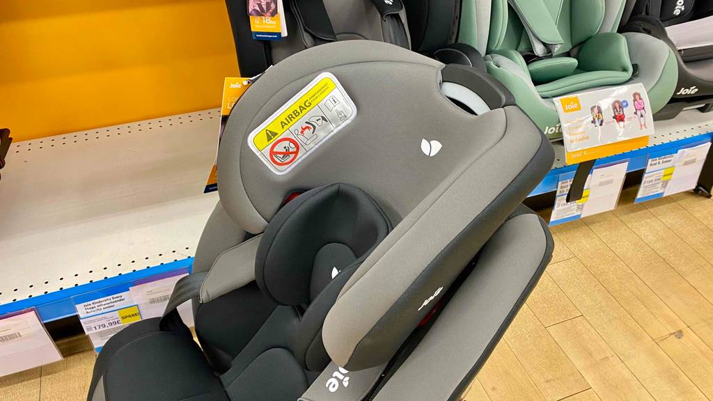 Kindersitz 0–36 kg getestet: Detailaufnahme Lehne von leicht seitlich.