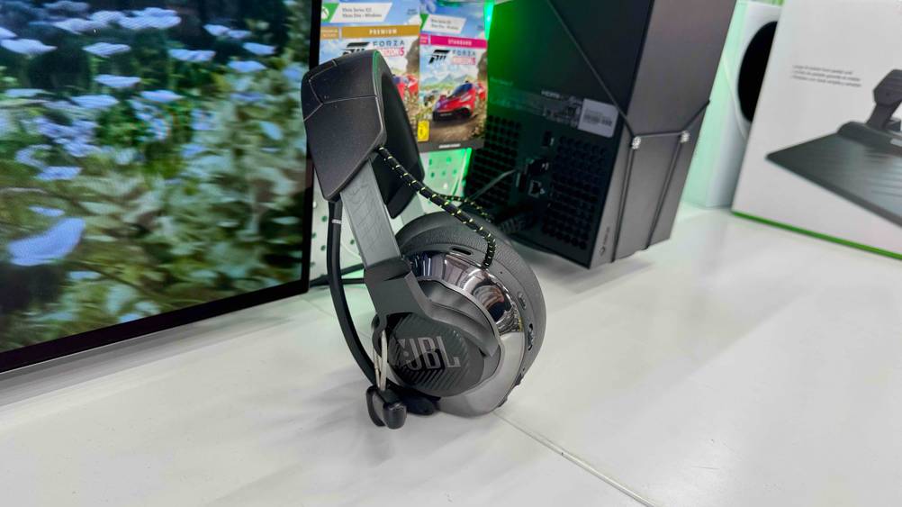 Seitenperspaktive der getesteten JBL-Over-Ear-Kopfhörer.
