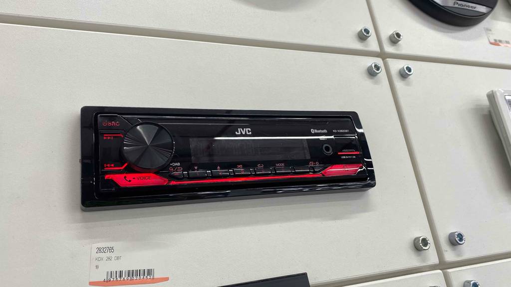 Ein in einer hellen Wand eingebautes getestetes DAB-Autoradio von JVC.