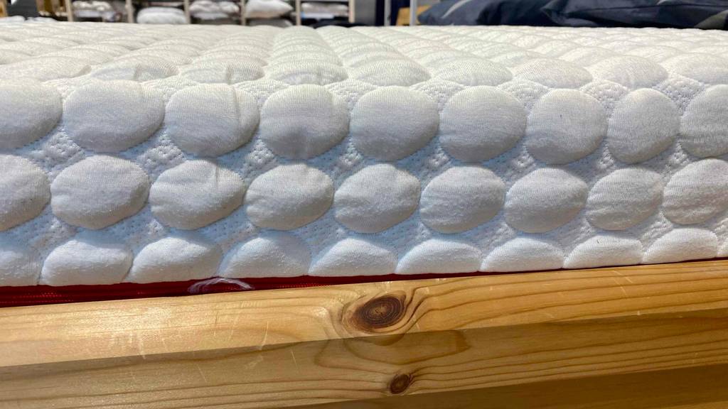 Matratze 80 x 200 cm-Test: Nahaufnahme des Stoffes des Bezuges.