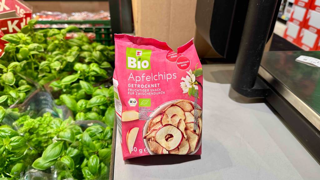 Eine geöffnete Packung der getesteten Apfelchips.